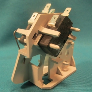 Ajtózár alsó (eredeti) WHIRLPOOL mikrohullámú sütő / RENDELÉSRE