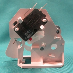 Ajtózár alsó (eredeti) WHIRLPOOL mikrohullámú sütő / RENDELÉSRE