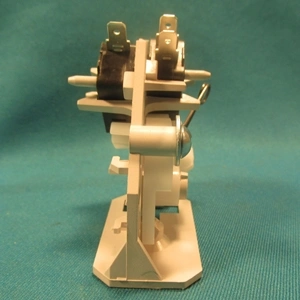 Ajtózár alsó (eredeti) WHIRLPOOL mikrohullámú sütő / RENDELÉSRE