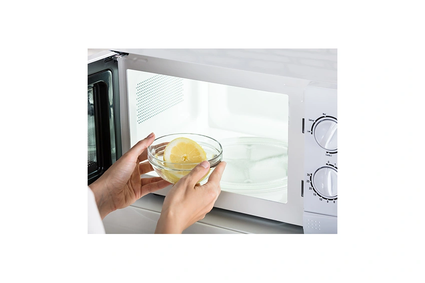 A mikró takarítása gyorsan és egyszerűen – Mi a titok?