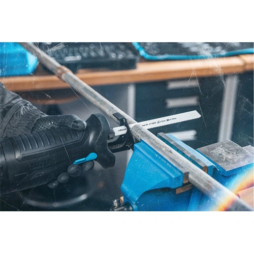 Akkumulátoros orrfűrész géptest (töltő és akku nélkül), szénkefementes motor, 18 V, HÖGERT HT2E234-0RS 